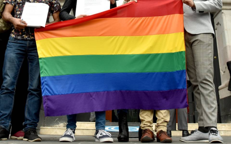 Eduardo Castillo apoya causas LGBT y trans sólo en redes, no en los hechos