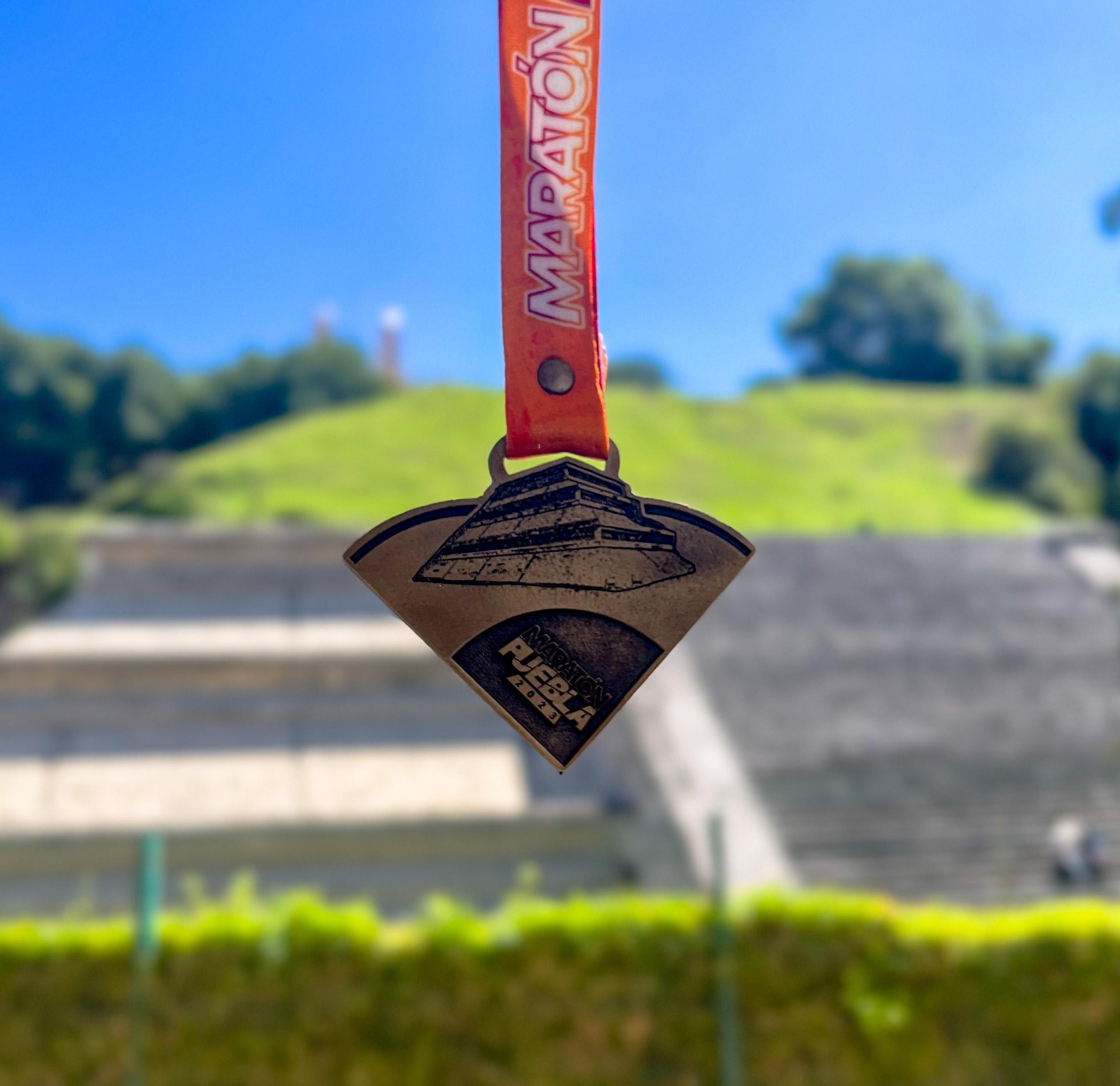 Presentan playera y medalla del “Maratón Puebla 2023”