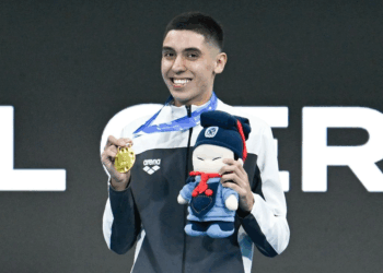 Diego Villalobos gana oro en la Copa del Mundo de Natación Artística